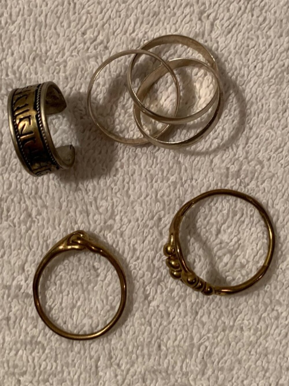 BUNDLE OF 4 RINGS DIFFERENT SIZES